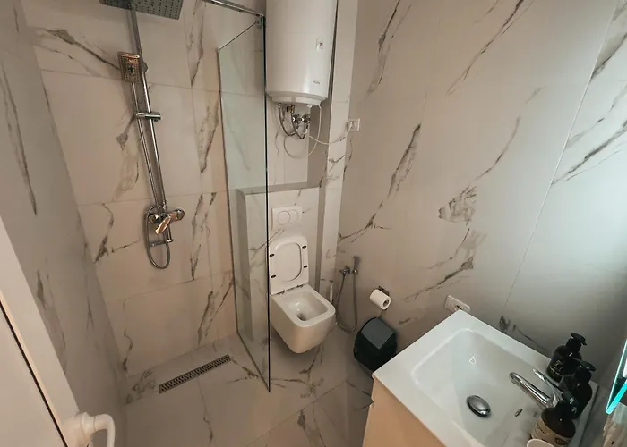 Relaxx & טיראנה